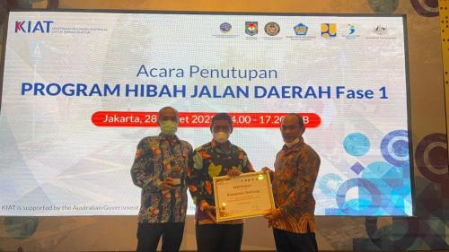 Kepala Dinas DPUPR Kab. Belitung, Bupati Belitung dan PPK PHJD Kabupaten Belitung Berfoto bersama menerima Penghargaan Performa Terbaik PHJD